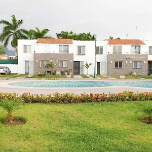 Modern Pool Side 3 Bedroom House, Сasa de vacaciones Puerto Vallarta
